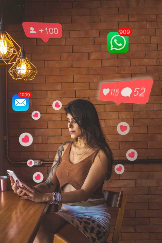 Mujer recibiendo validación social en redes sociales